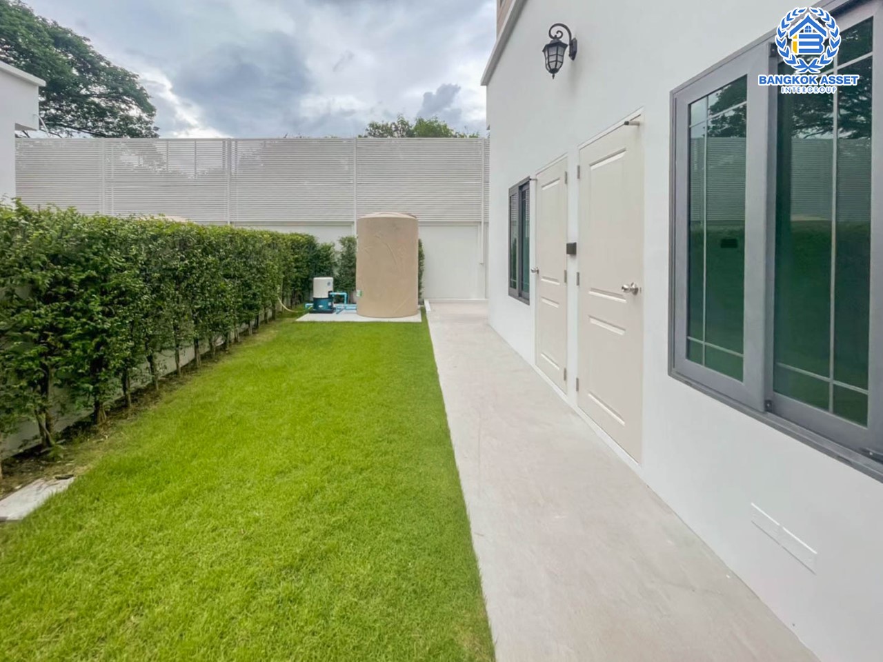 *****บ้านเดี่ยวมือสอง ม.เดอะพาวิลล่า กาญจนาภิเษก-บางบอน3 เนื้อที่ 199 ตร.ว. ฟังก์ชัน 5 นอน 6 น้ำ 2 ห้องแม่บ้าน 6 ที่จอดรถ บนทำเลศักยภาพ เชื่อมต่อถนนหลายเส้น ไม่ว่าจะเป็น ถ.เอกชัย, ถ.เพชรเกษม69, ถ.พระราม2 และใกล้จุดขึ้นทางด่วน "อาจณรงค์-รามอินทรา"